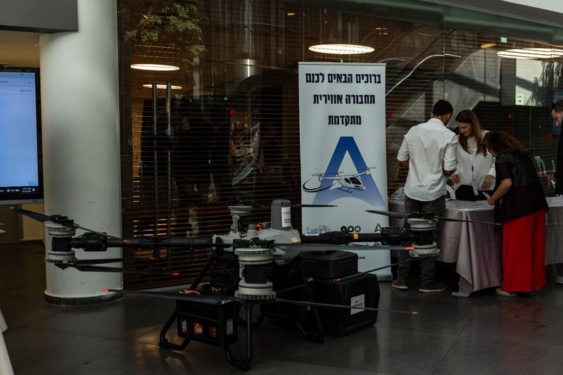 עמדת הרישום ורחפן מוצג בכניסה לכנס